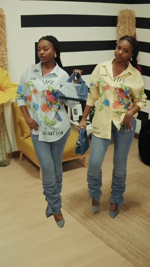 Chemises imprimées à motif perroquet portées avec des jeans