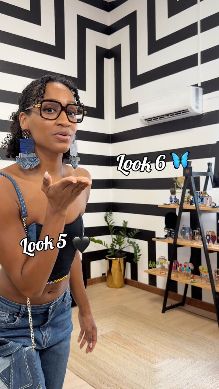 Bustier en jean et boucles d’oreilles en denim, dans la boutique de Jarry