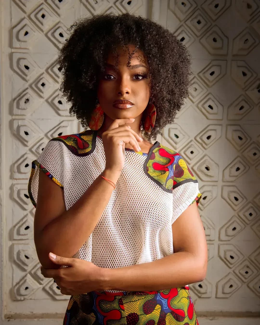 Look wax moderne : haut en résille bordé de wax et jupe assortie, porté en Guadeloupe
