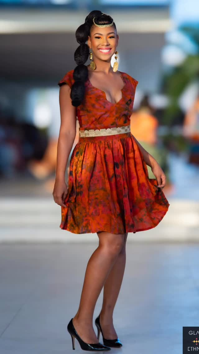 Robe en batik portée en extérieur en Guadeloupe