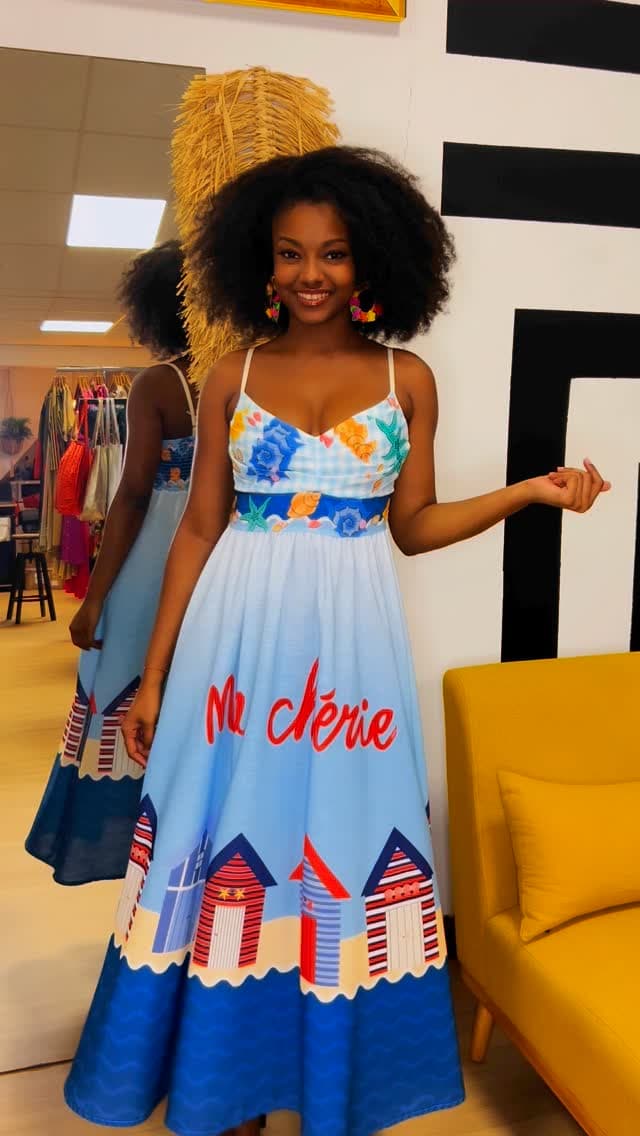 Robe longue bleue à imprimé cabines de plage, essayée en boutique
