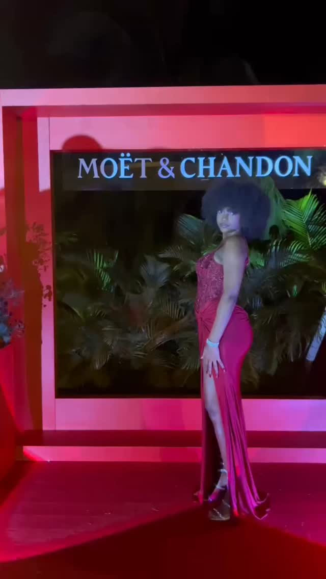 Robe de soirée longue rouge à sequins avec fente, portée lors d’une soirée en Guadeloupe